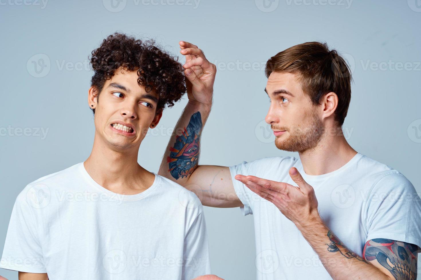 emocional dos amigos en blanco camisetas si divertido estudio foto