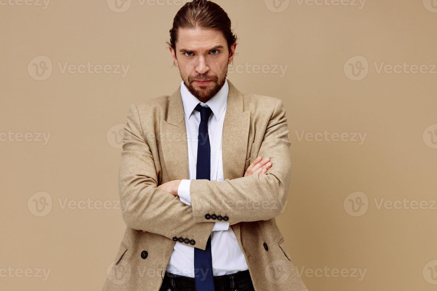 hermoso hombre emocional hombre en traje gesto con manos estilo de vida modelo foto