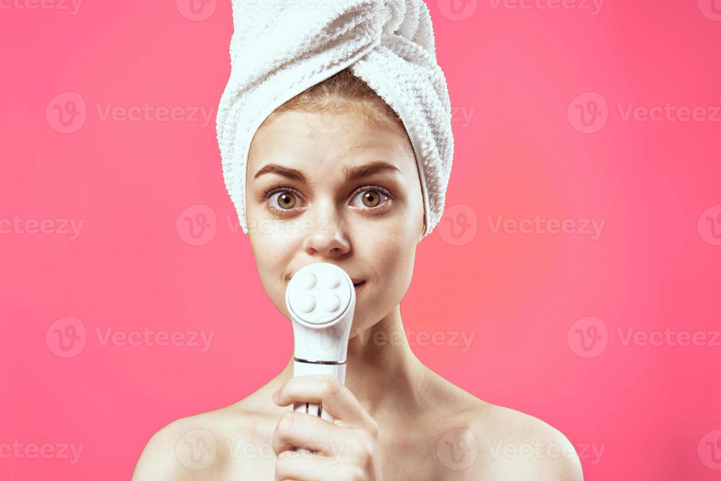 bonito mujer con desnudo espalda claro piel dermatología spa tratos foto