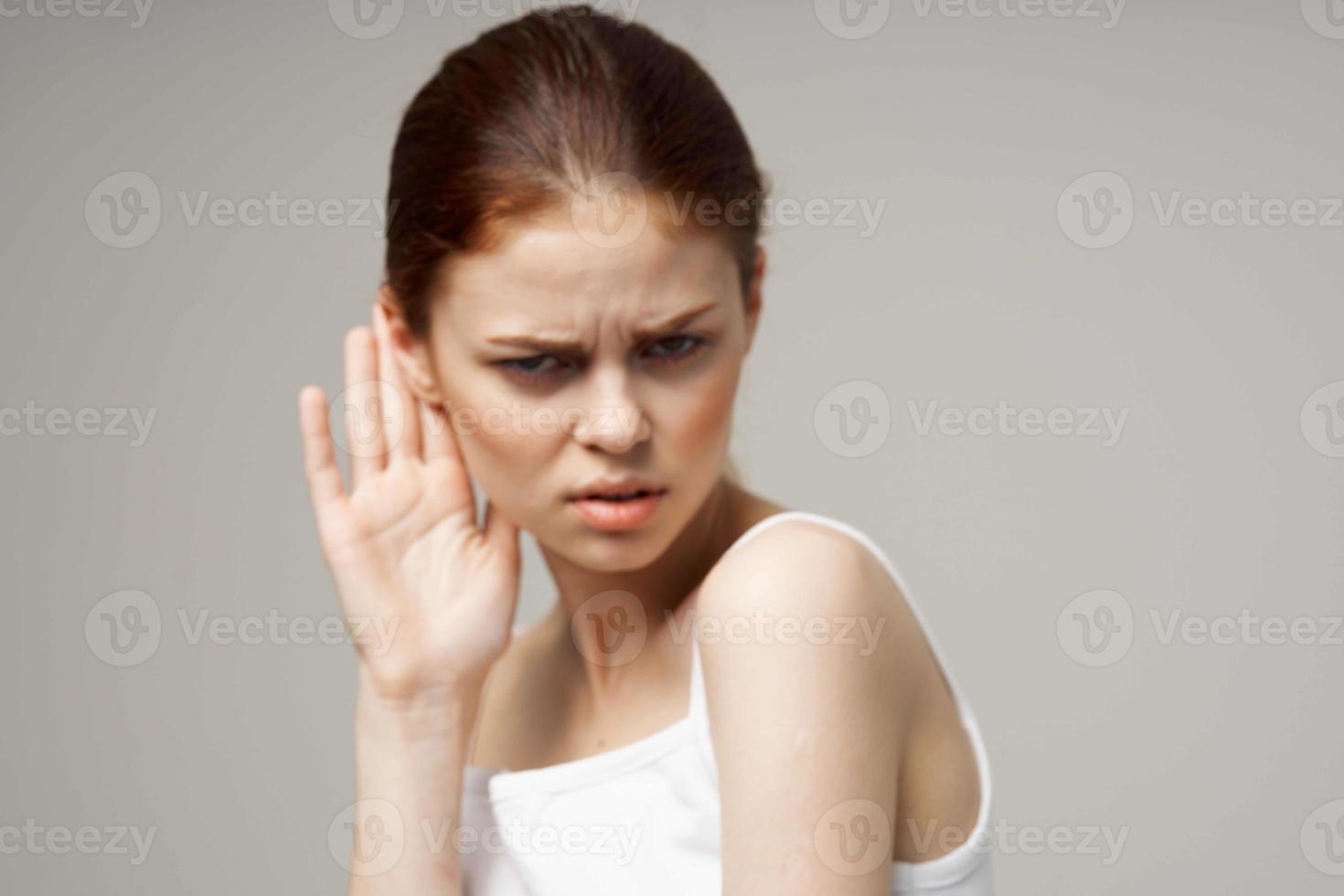enfermo mujer pobre escuchando trastornos en blanco camisetas estudio tratamiento foto