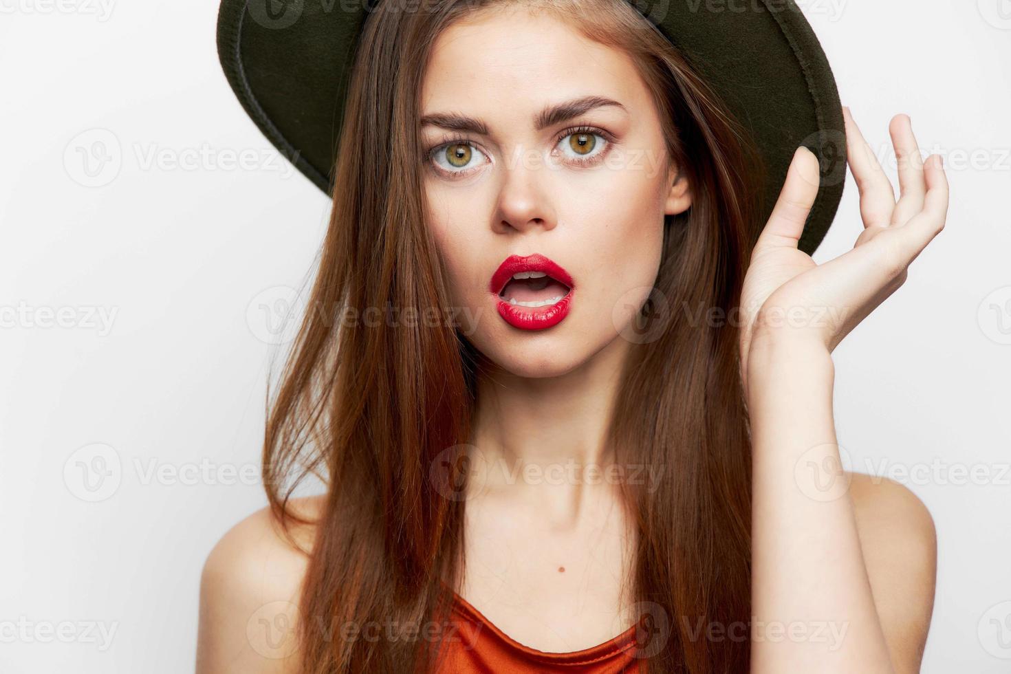 mujer con un sombrero en su con abierto boca, desnudo espalda cabeza sexy Mira foto