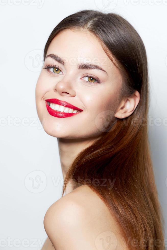 atractivo mujer sonrisa rojo labios encanto claro piel brillante maquillaje foto