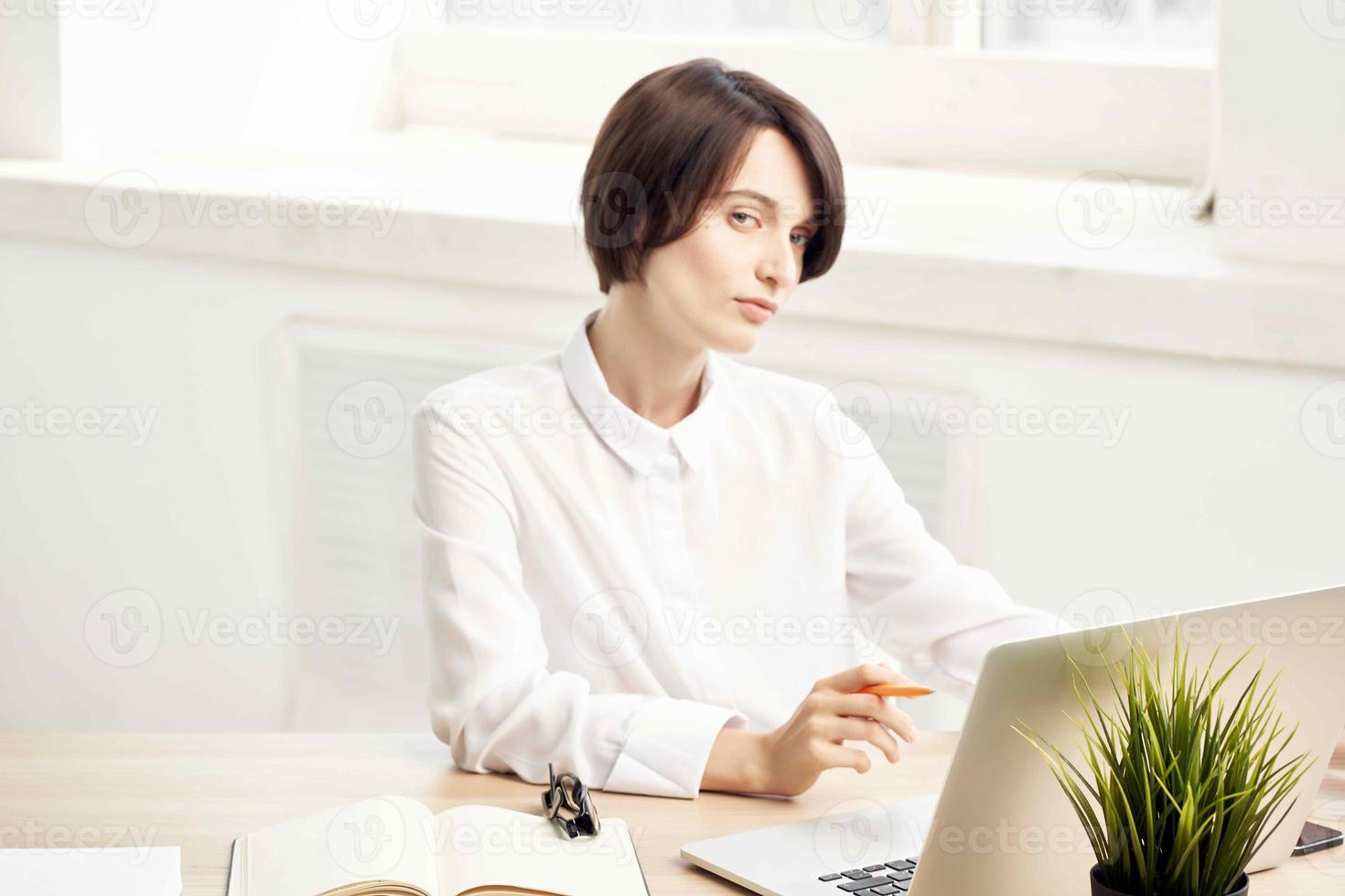 mujer en disfraz en frente de ordenador portátil documentos profesional trabajo aislado antecedentes foto