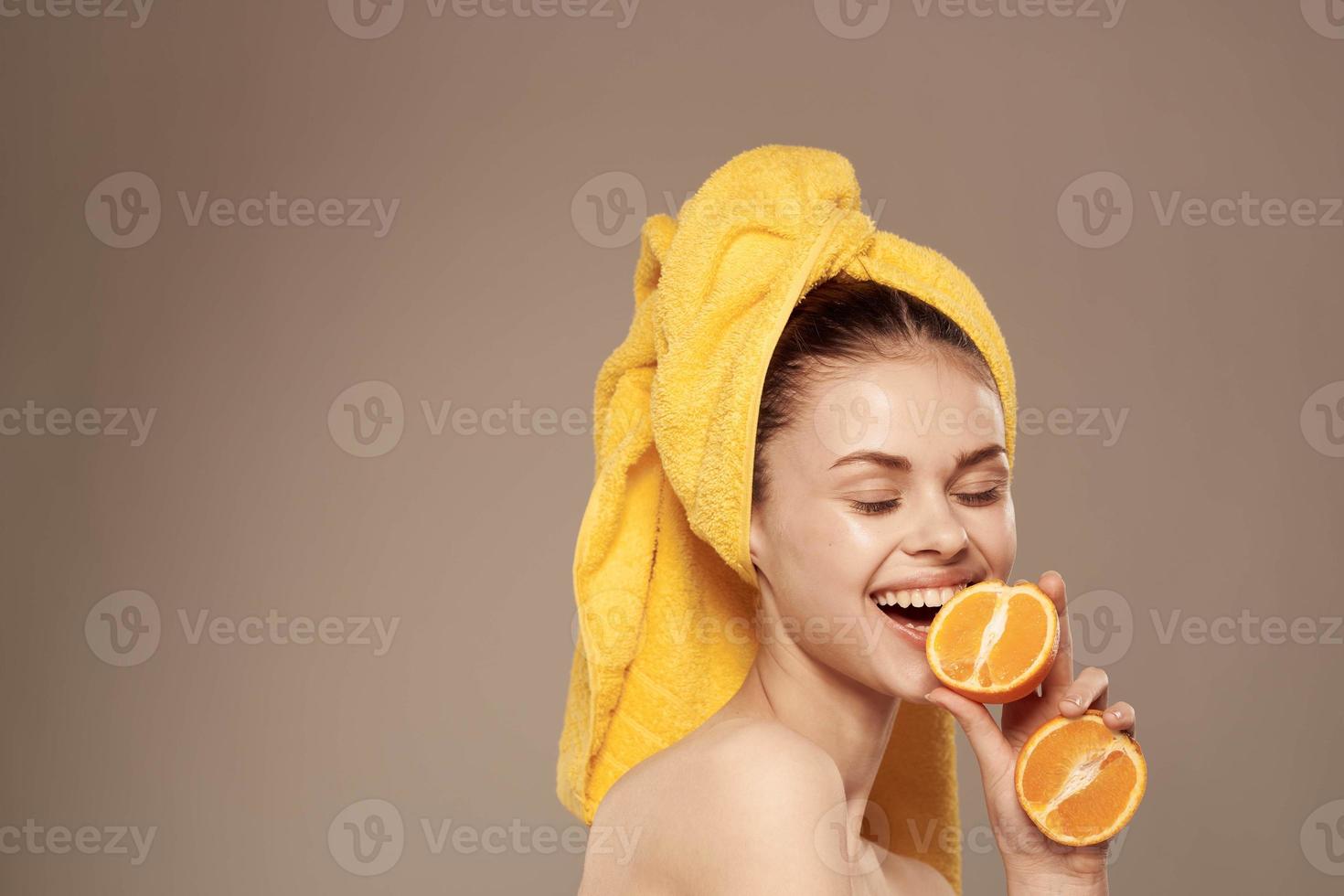 alegre mujer con naranjas en su manos limpiar piel spa tratos foto