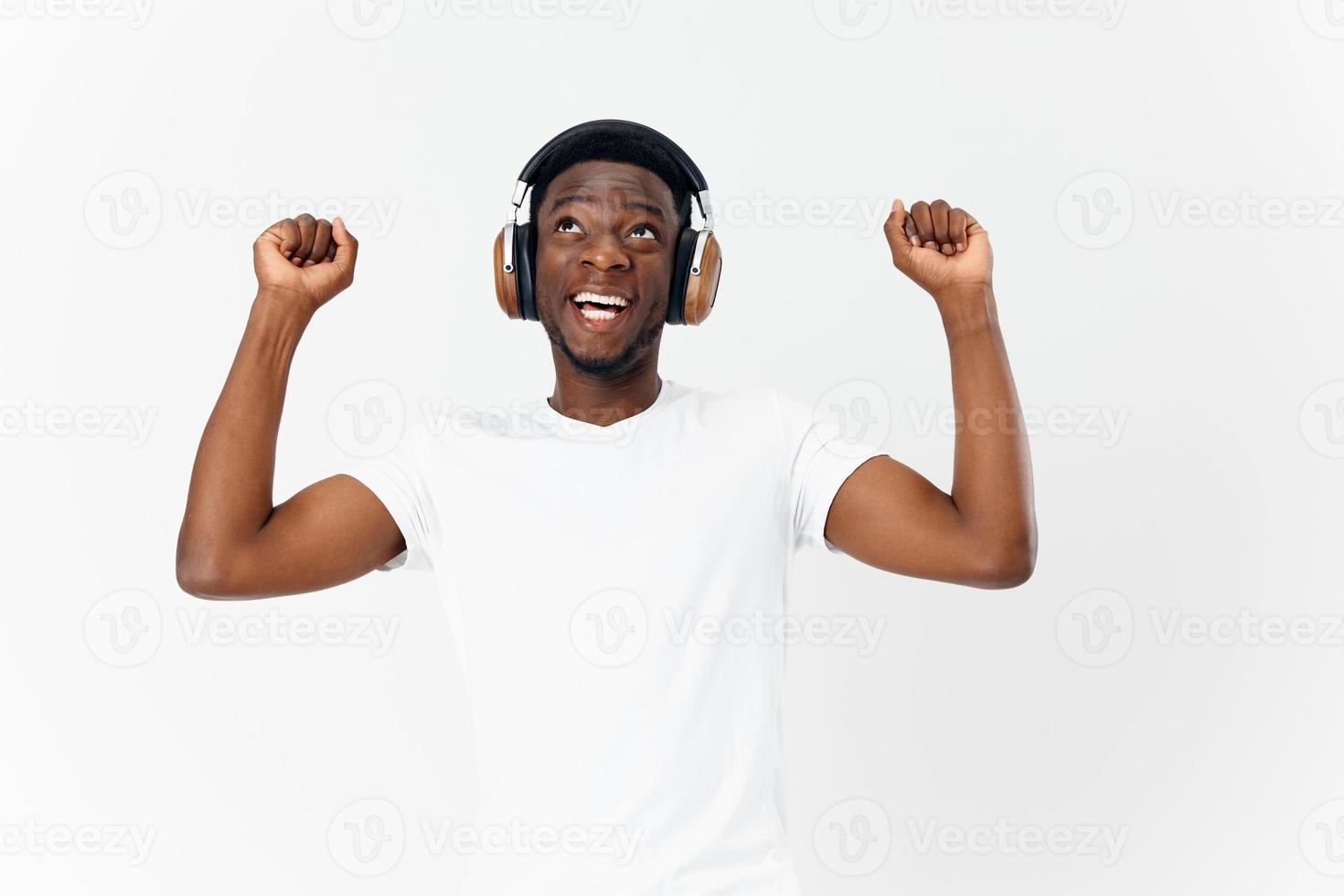 hombre en auriculares escuchando a música bailando ligero antecedentes divertido foto