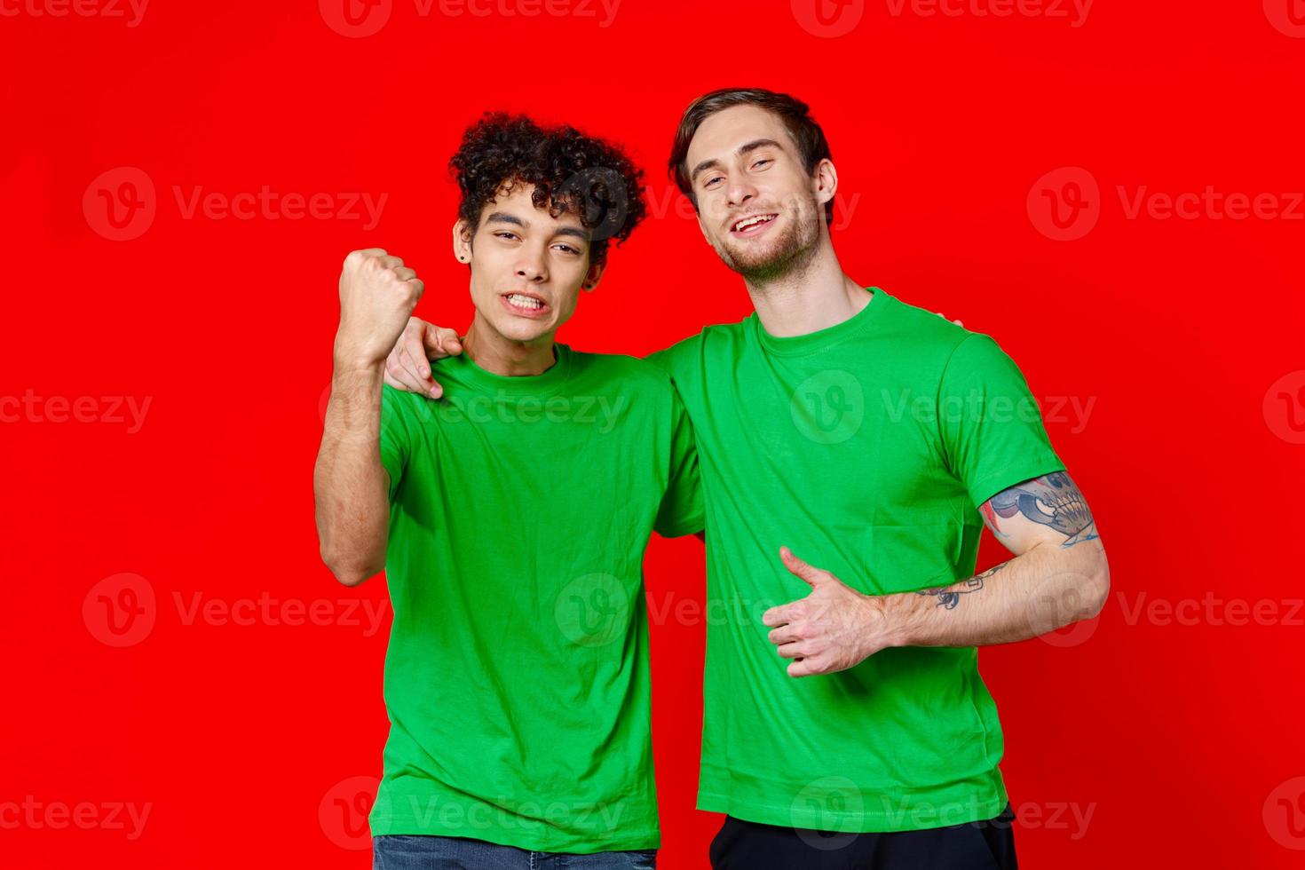 alegre amigos verde camisetas emociones comunicación abrazo amistad foto