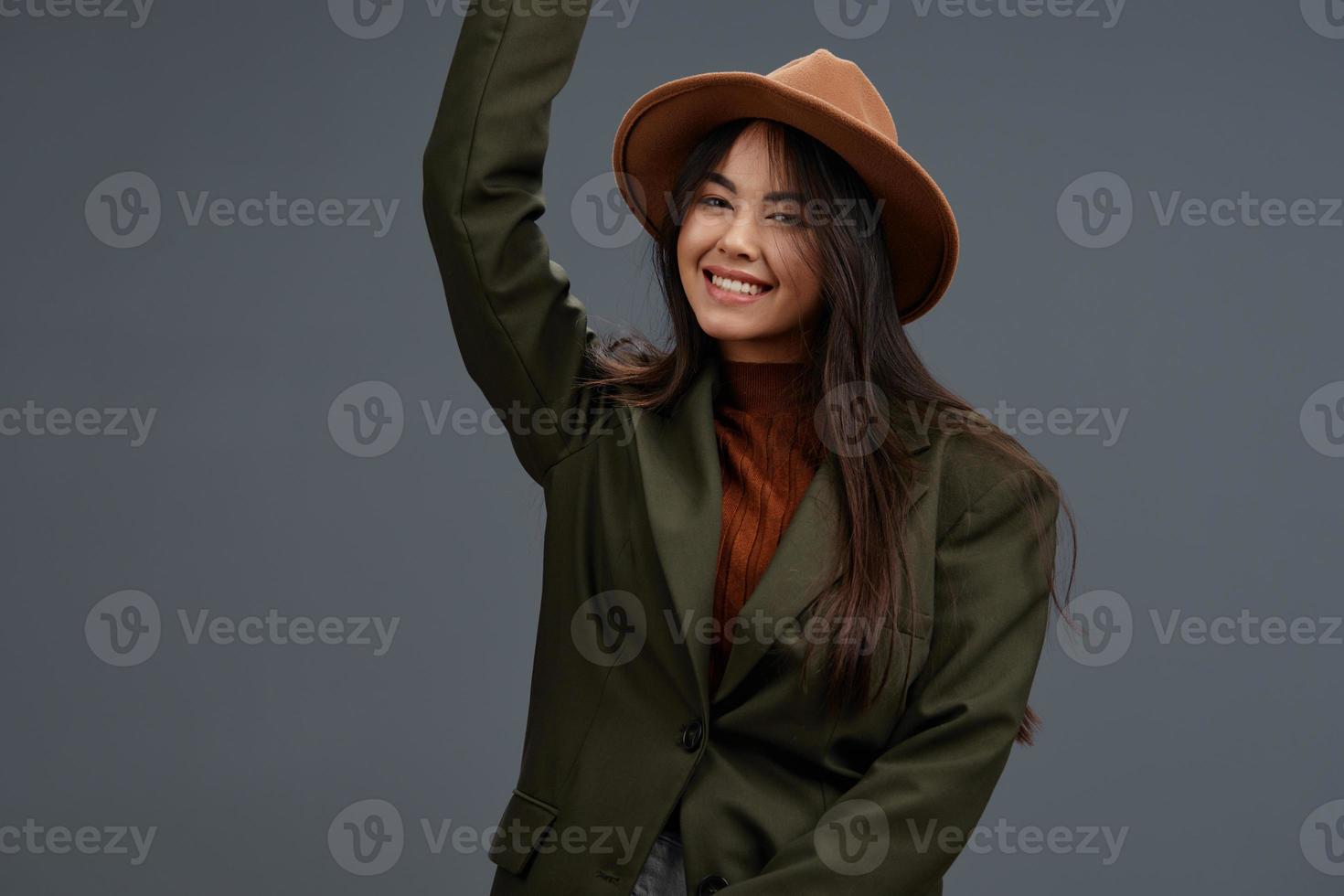 retrato mujer marrón sombrero mano gestos Moda emociones gris antecedentes foto