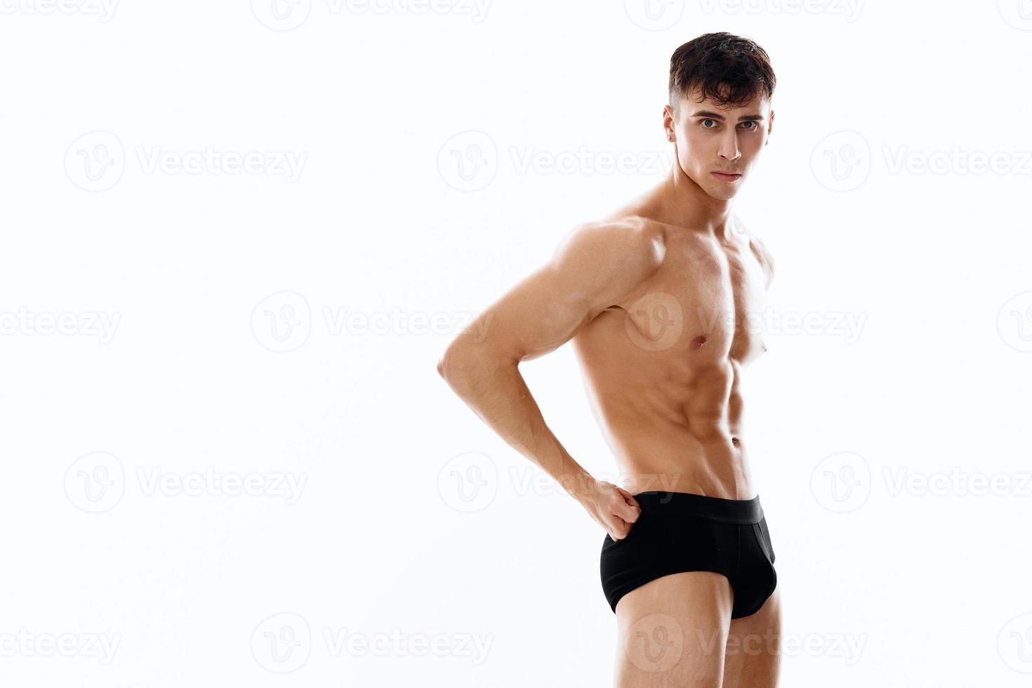 desnudo masculino atleta posando en un ligero antecedentes recortado ver de negro bragas modelo foto