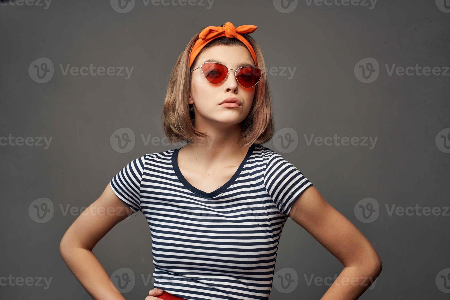 mujer vistiendo Gafas de sol con a rayas camiseta Moda verano estilo recortado ver foto