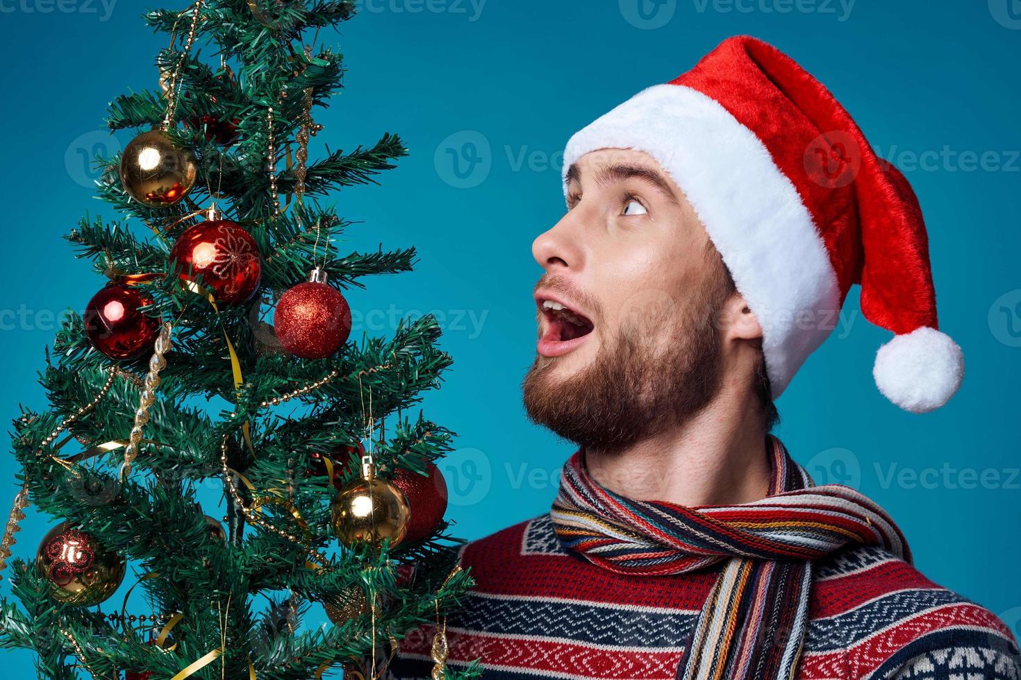 emocional hombre en un Papa Noel sombrero Navidad decoraciones fiesta nuevo año aislado antecedentes foto