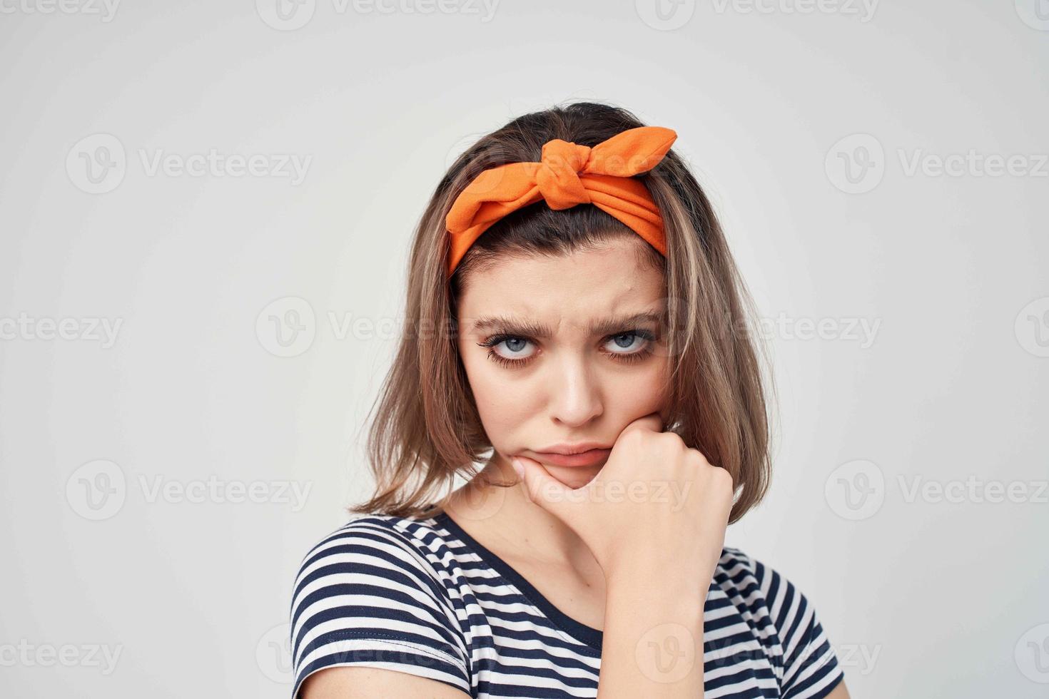 mujer en a rayas camiseta posando Moda naranja vendaje foto