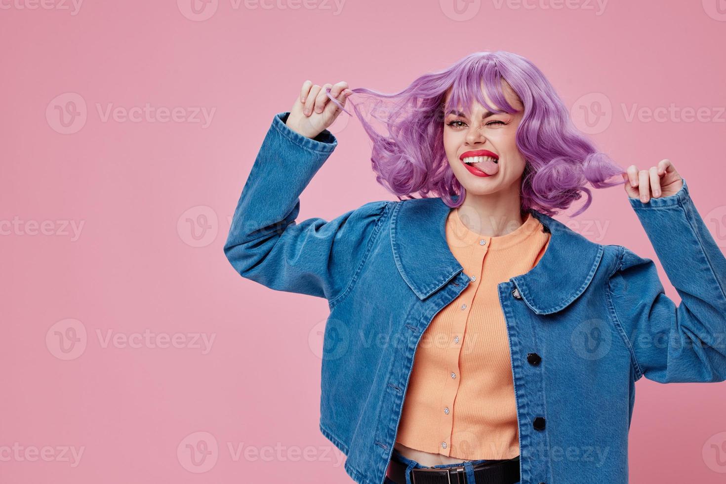 positivo joven mujer en mezclilla chaqueta púrpura pelo glamour maquillaje estudio modelo inalterado foto