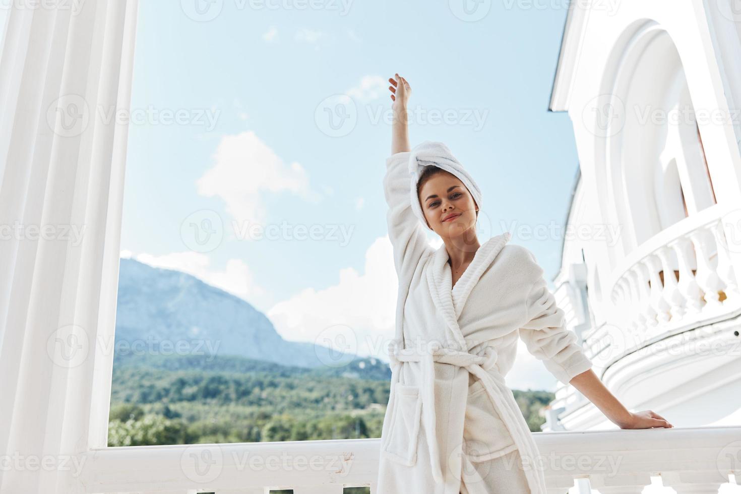 retrato de maravilloso mujer bueno estado animico Mañana montañas paisaje relajación concepto foto