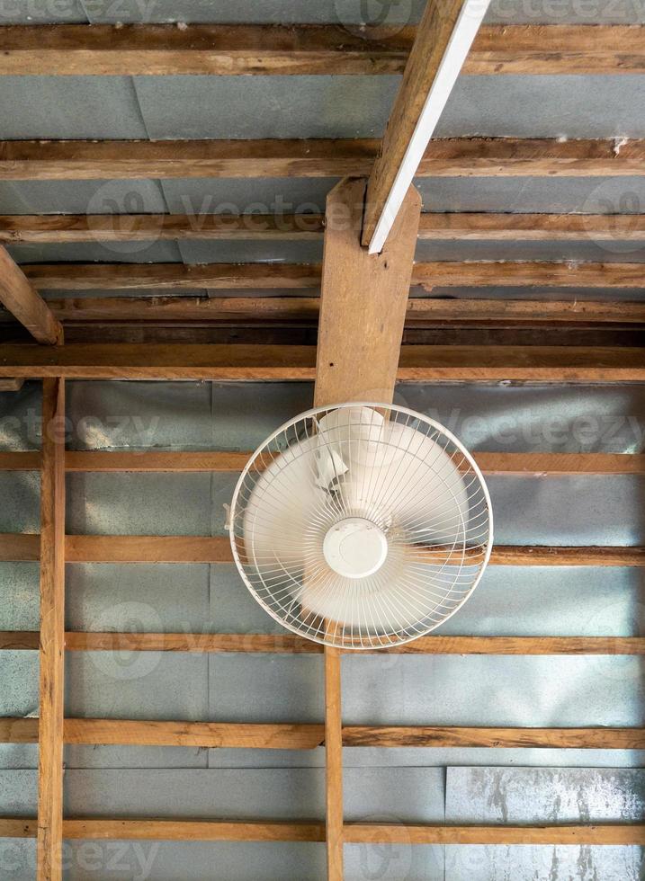 el antiguo orbita ventilador es colgando en el de madera marco. foto