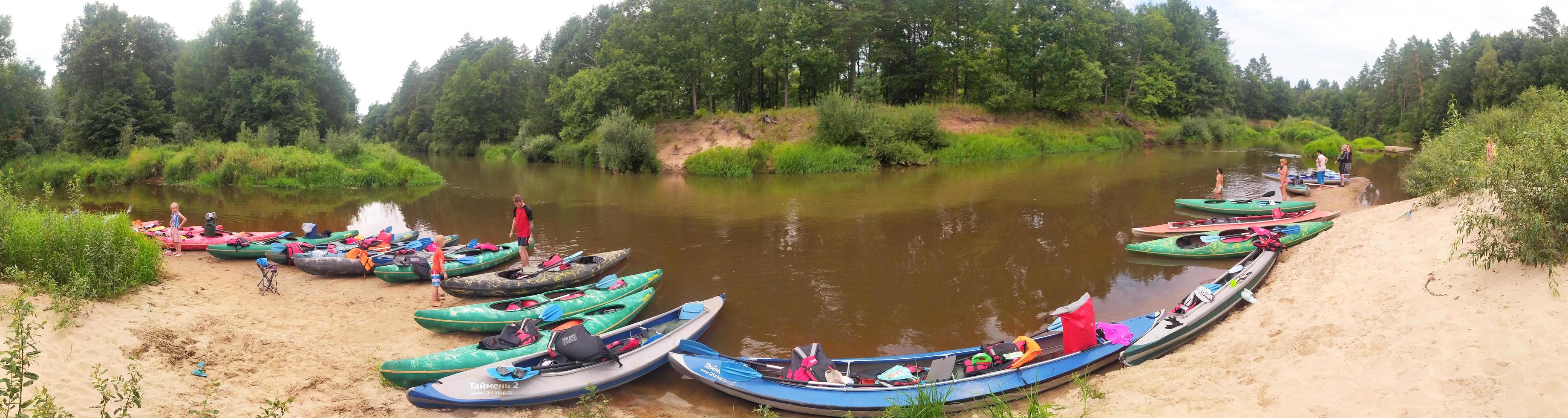 panorama en el río desde un grande grupo de turistas kayak en un Deportes familia agua caminata. organización de activo comercial entretenimiento para grupos de turistas Rusia, kaluga, agosto 2022. foto