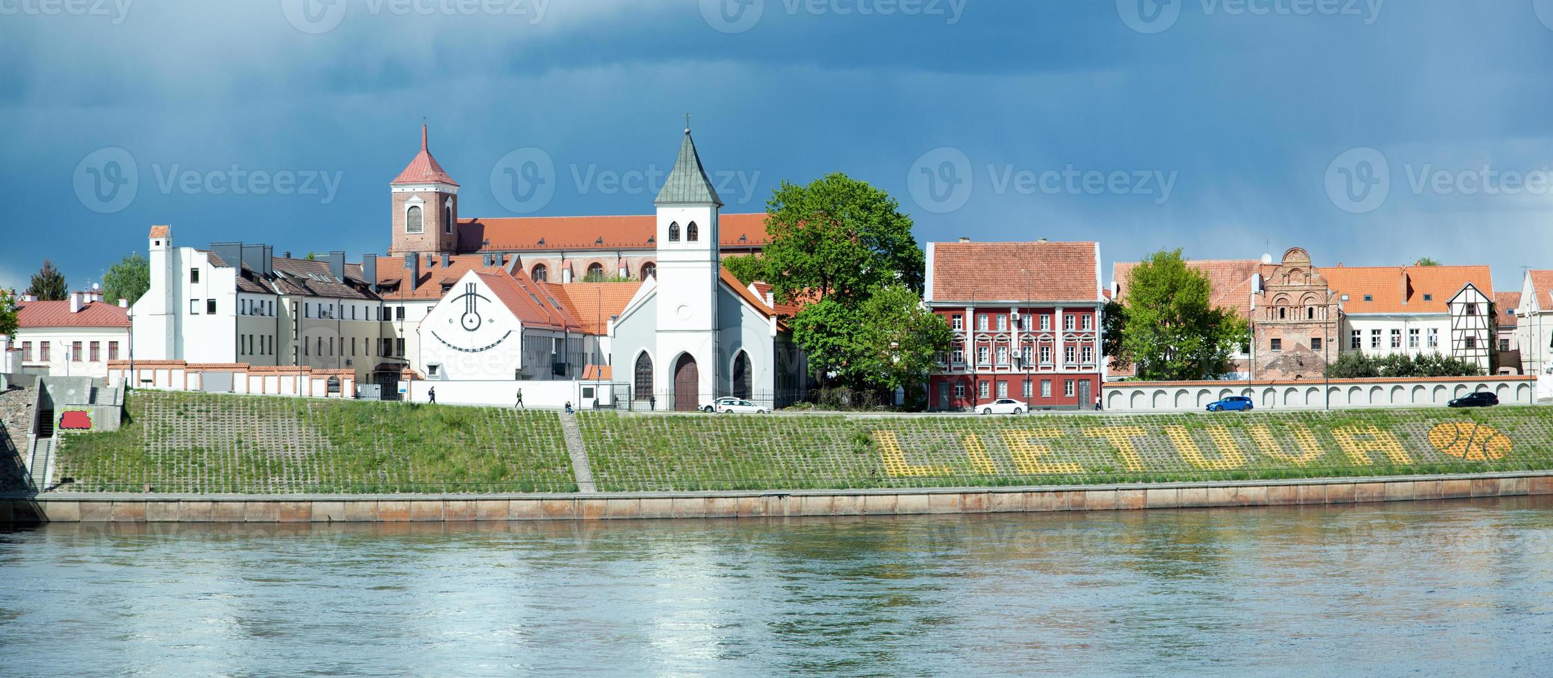 kaunas antiguo pueblo horizonte panorama y nemán río foto