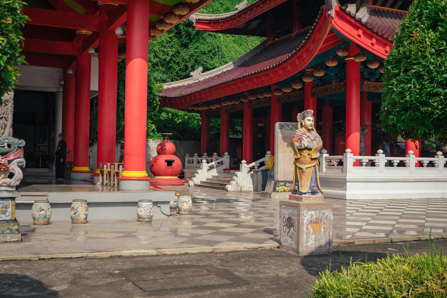 chino templo con guardián estatua cuando chino nuevo año celebracion. el foto es adecuado a utilizar para chino nuevo año, lunar nuevo año antecedentes y contenido medios de comunicación.