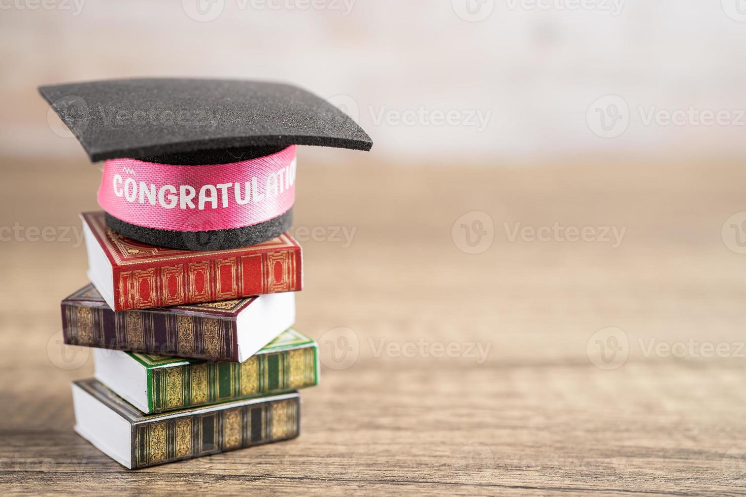 graduación sombrero en libro con Copiar espacio, aprendizaje Universidad educación concepto. foto