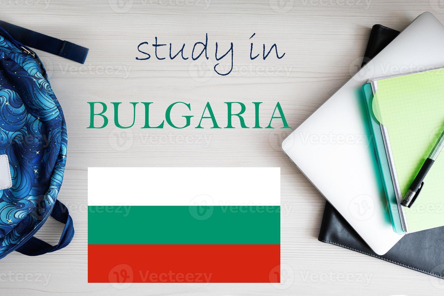 estudiar en Bulgaria. antecedentes con bloc, ordenador portátil y mochila. educación concepto. foto