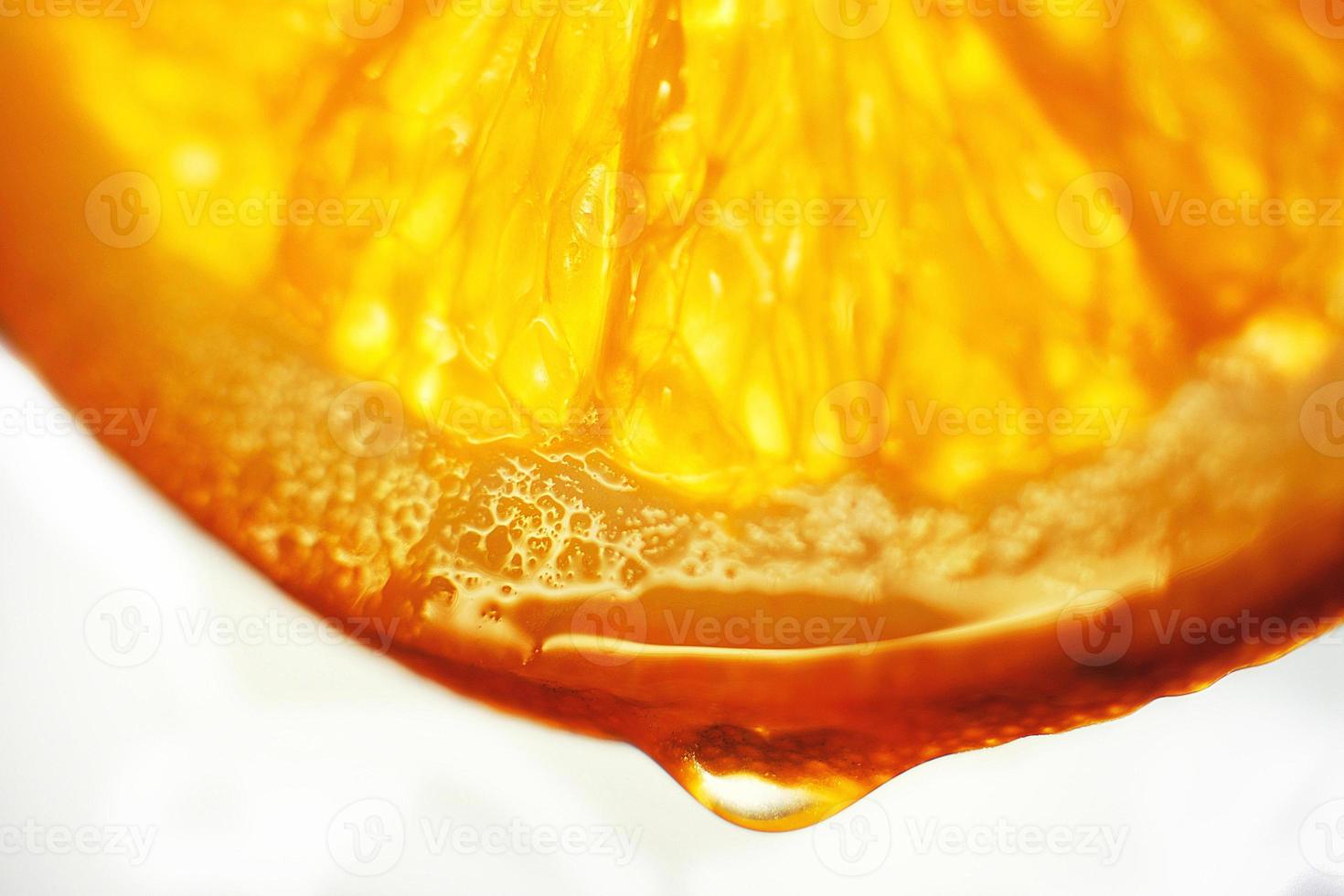 naranja rebanada con un soltar de agua cerca arriba en un blanco antecedentes foto