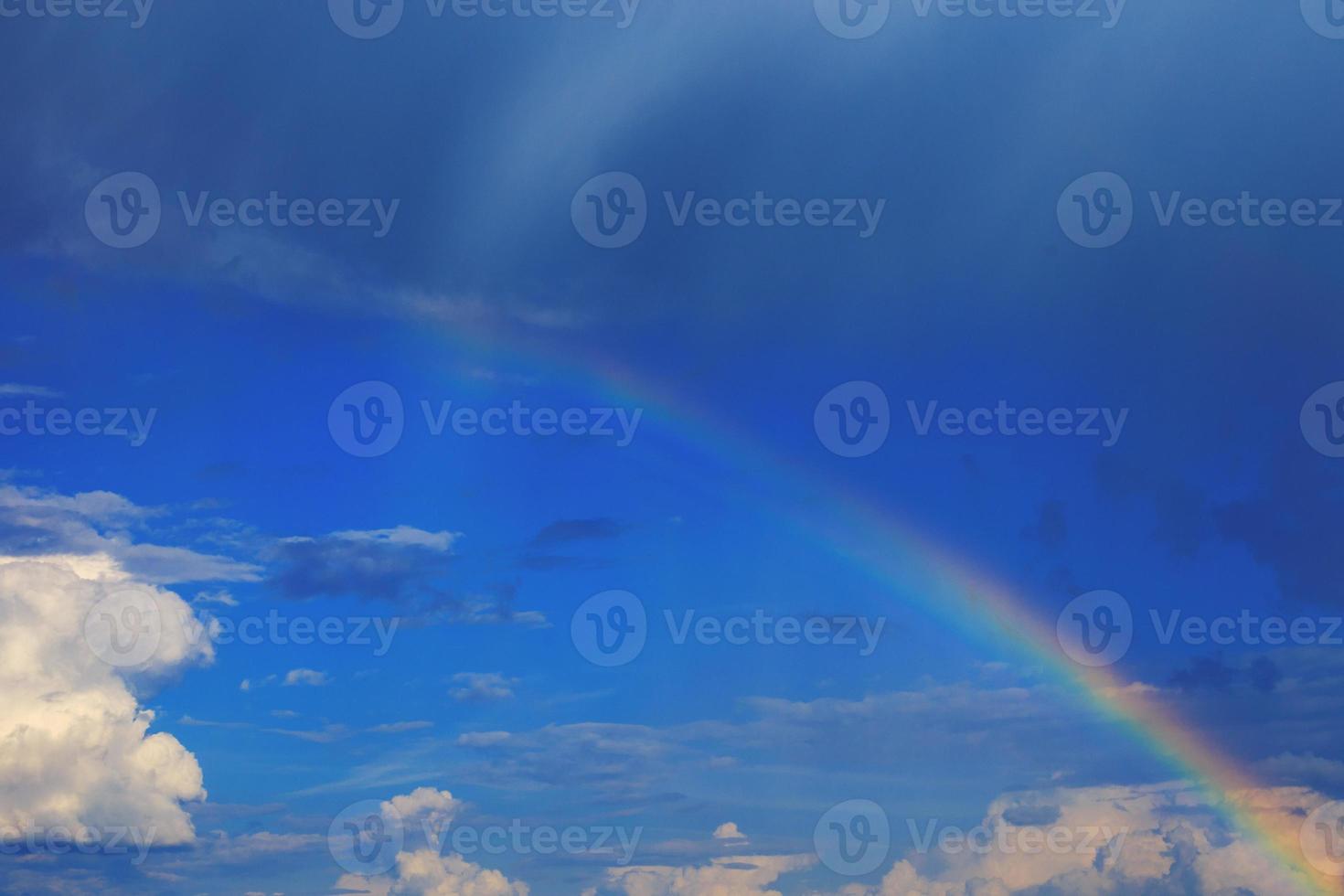 un hermosa arco iris en el azul cielo foto