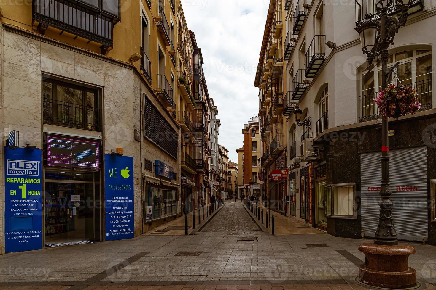 interesante urbano paisaje con estrecho calles en el Español ciudad de zaragoza en un primavera día foto