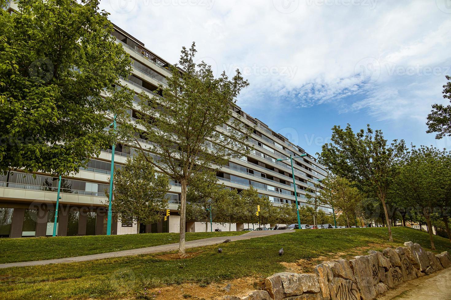 interesante urbano paisaje con estrecho calles en el Español ciudad de zaragoza en un primavera día foto