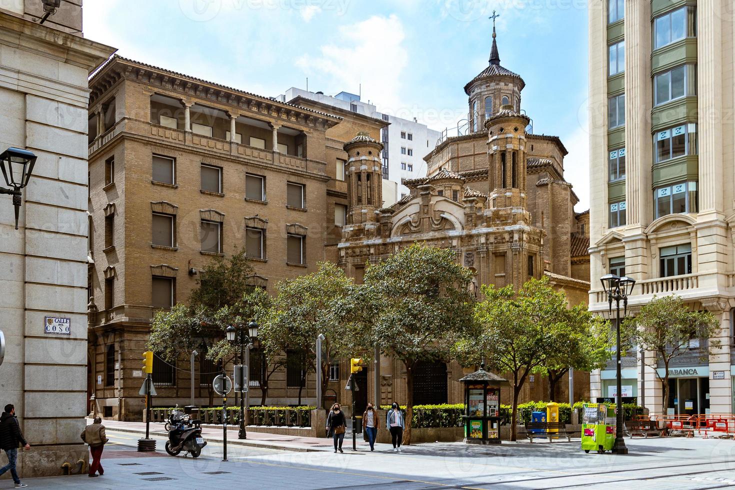 interesante urbano paisaje con estrecho calles en el Español ciudad de zaragoza en un primavera día foto