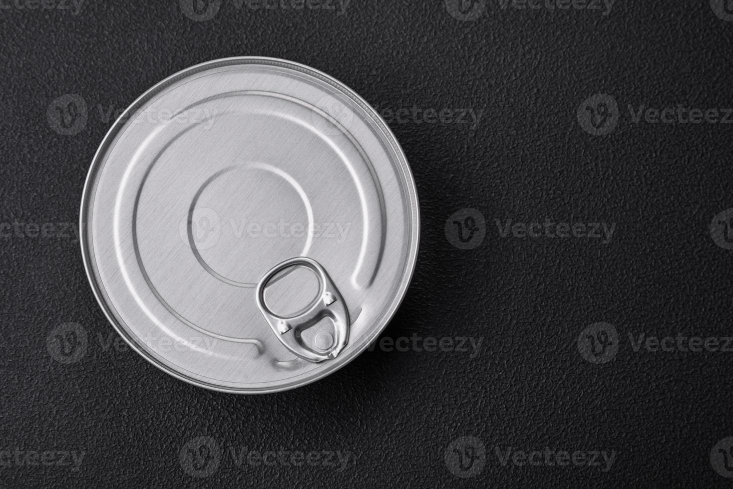 estaño metal lata con Enlatado comida redondo forma con un llave foto