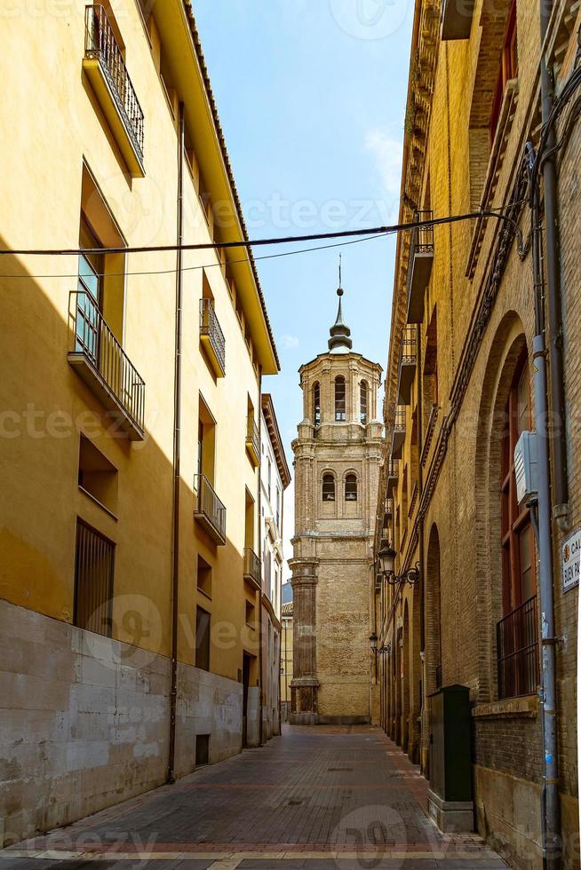 interesante urbano paisaje con estrecho calles en el Español ciudad de zaragoza en un primavera día foto