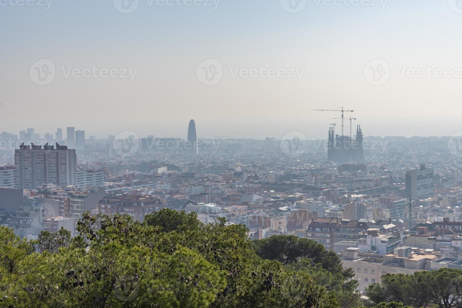 amanecer y ciudad de Barcelona desde tibidabo colina con ciudad luces foto