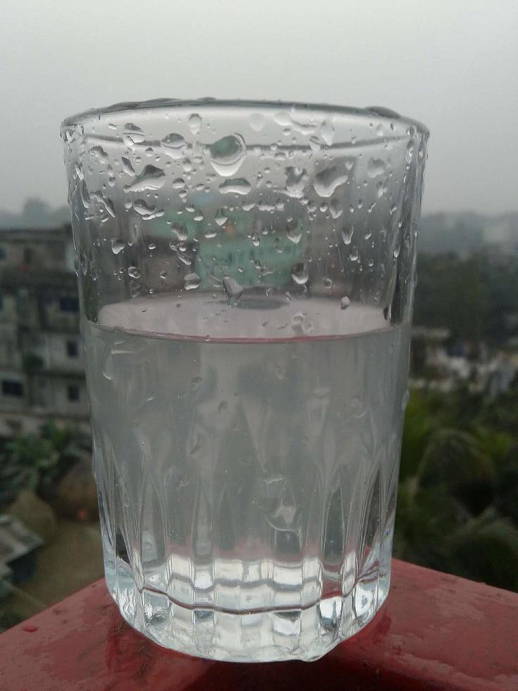 vaso de claro frío agua es medio lleno foto