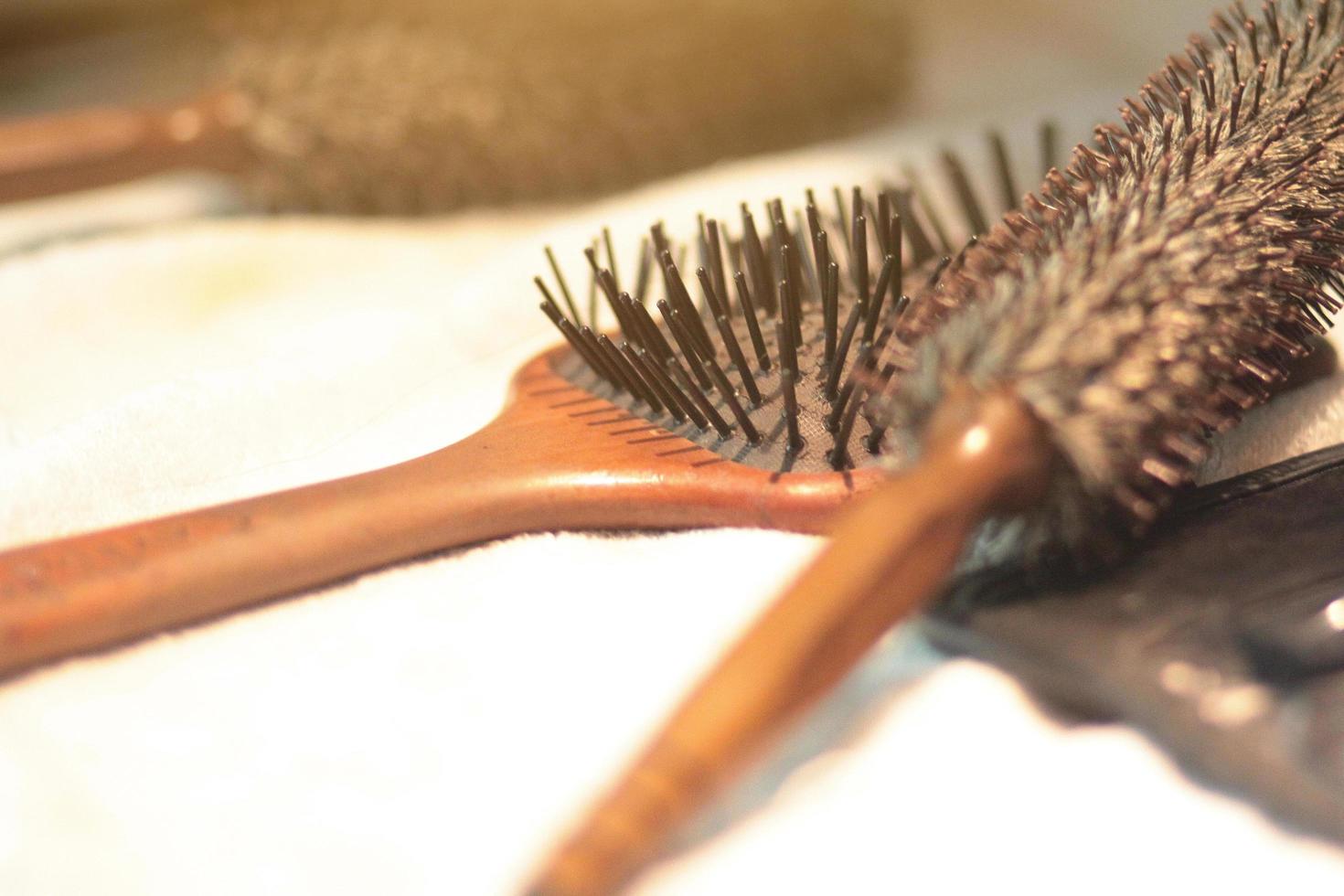 de madera peine con mujer pelo pérdida en el hacer arriba mesa en vendaje habitación foto