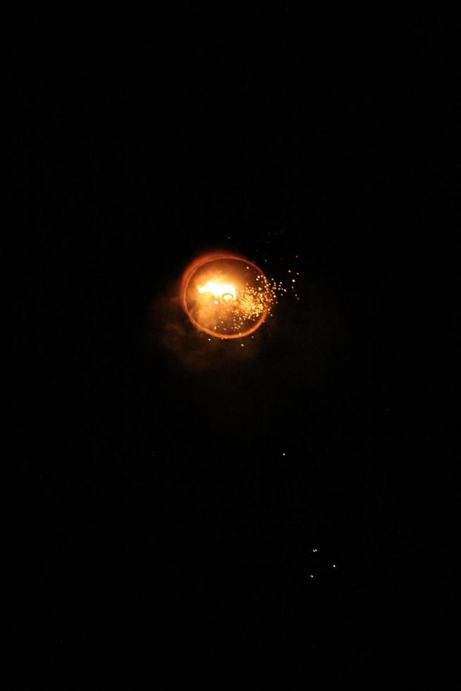 personas son lanzamiento cielo linternas fuego yeepeng es tradicion en flotante linterna festival en del Norte de Tailandia foto