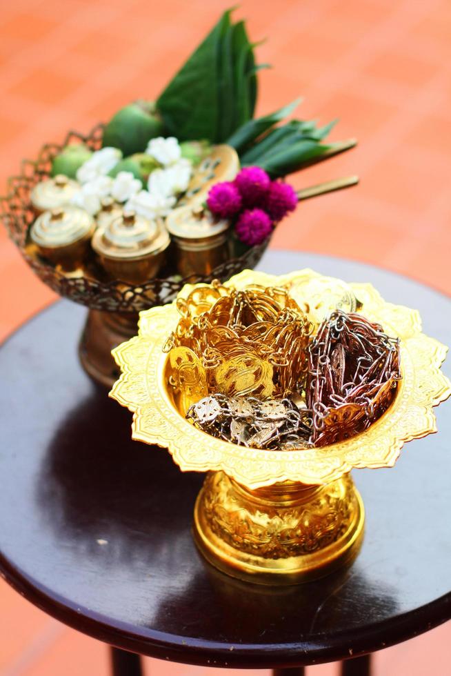 plata y oro tailandés accesorio, verde betel nueces y maravilla flores en dorado bandeja para Boda ceremonia en Tailandia tradicional foto
