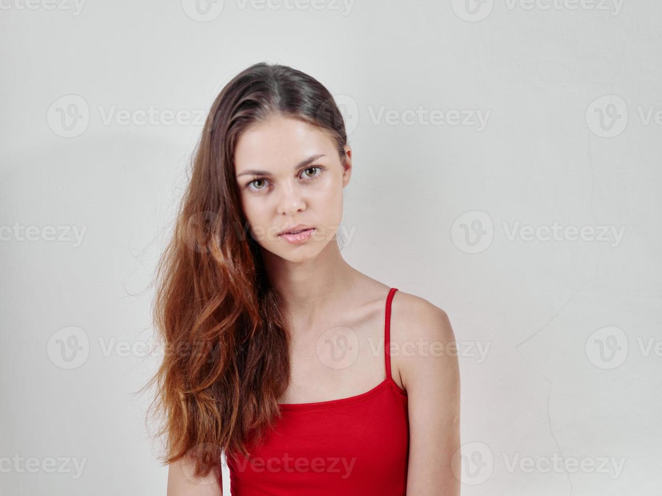 Pelirrojo mujer en rojo traje de baño atractivo Mira aislado estudio antecedentes foto
