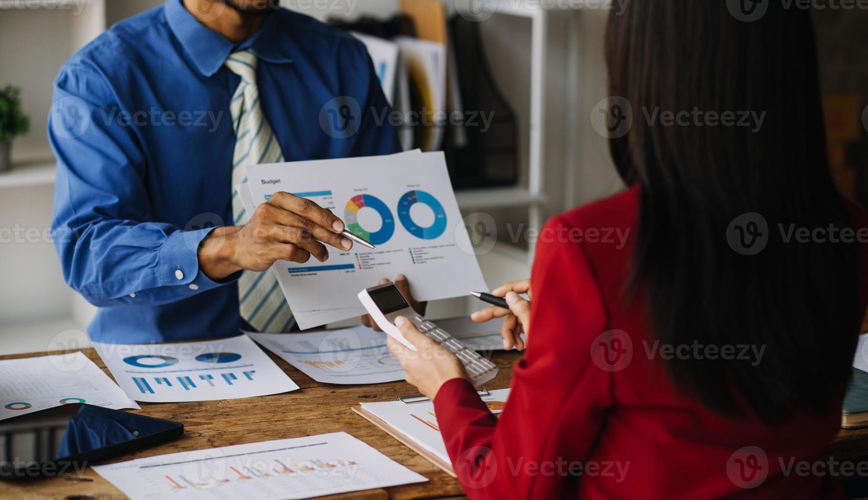 mujer de negocios o contadora que trabaja en inversiones financieras en calculadora, cálculo, análisis de negocios y crecimiento de marketing en gráficos de datos de documentos financieros, contabilidad, concepto económico y comercial. foto