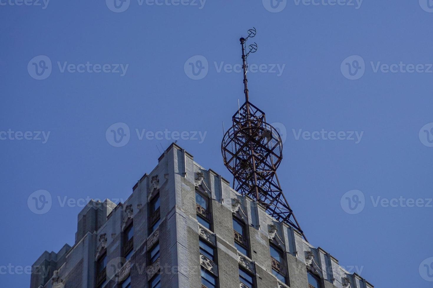 antena nuevo York Manhattan rascacielos ver desde el calle a el parte superior de el edificio en soleado claro día foto