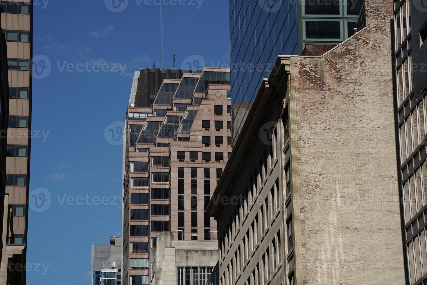 nuevo York Manhattan rascacielos ver desde el calle a el parte superior de el edificio en soleado claro día foto