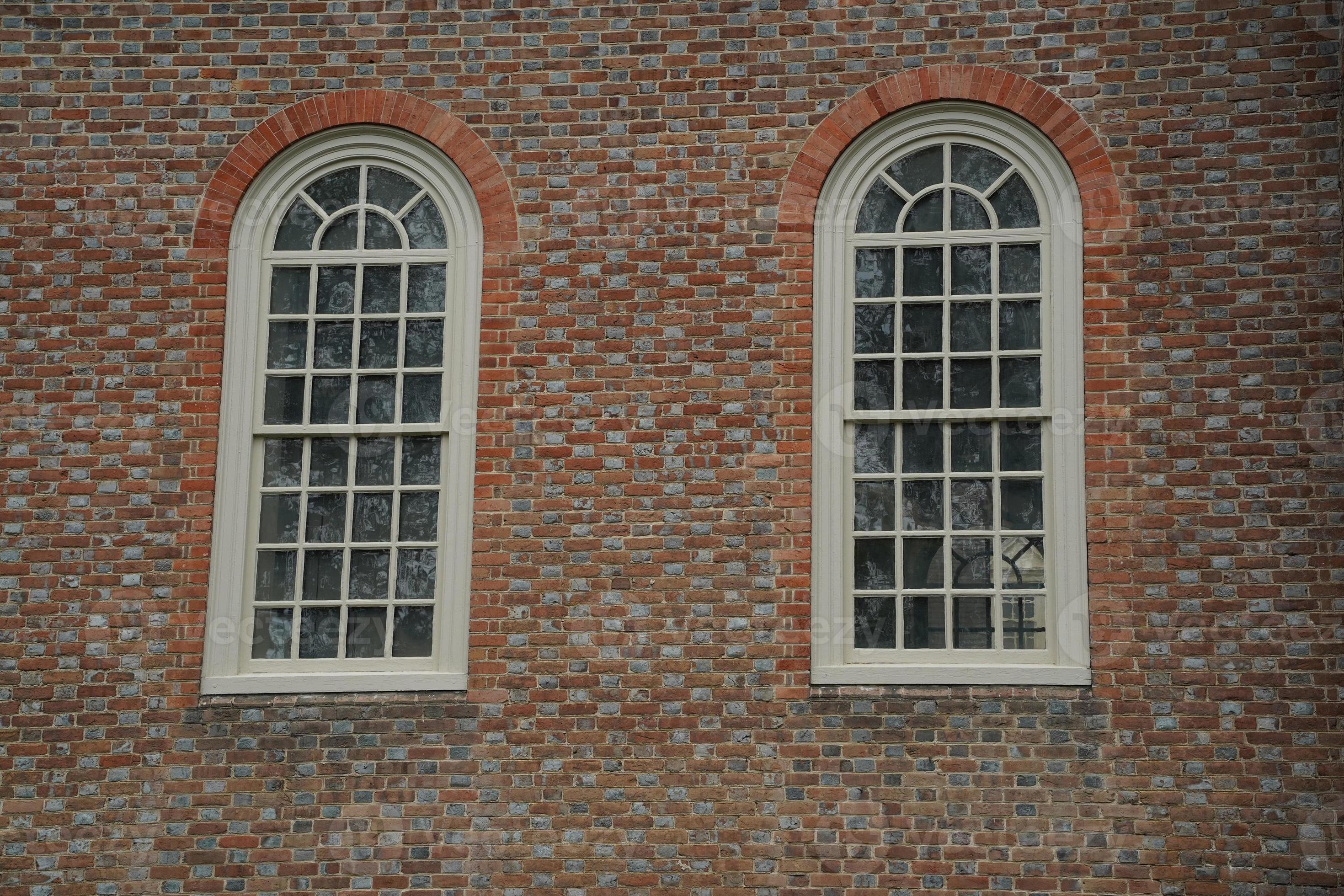 william and mary university chartered in 1693 in Williamsburg. 22658706