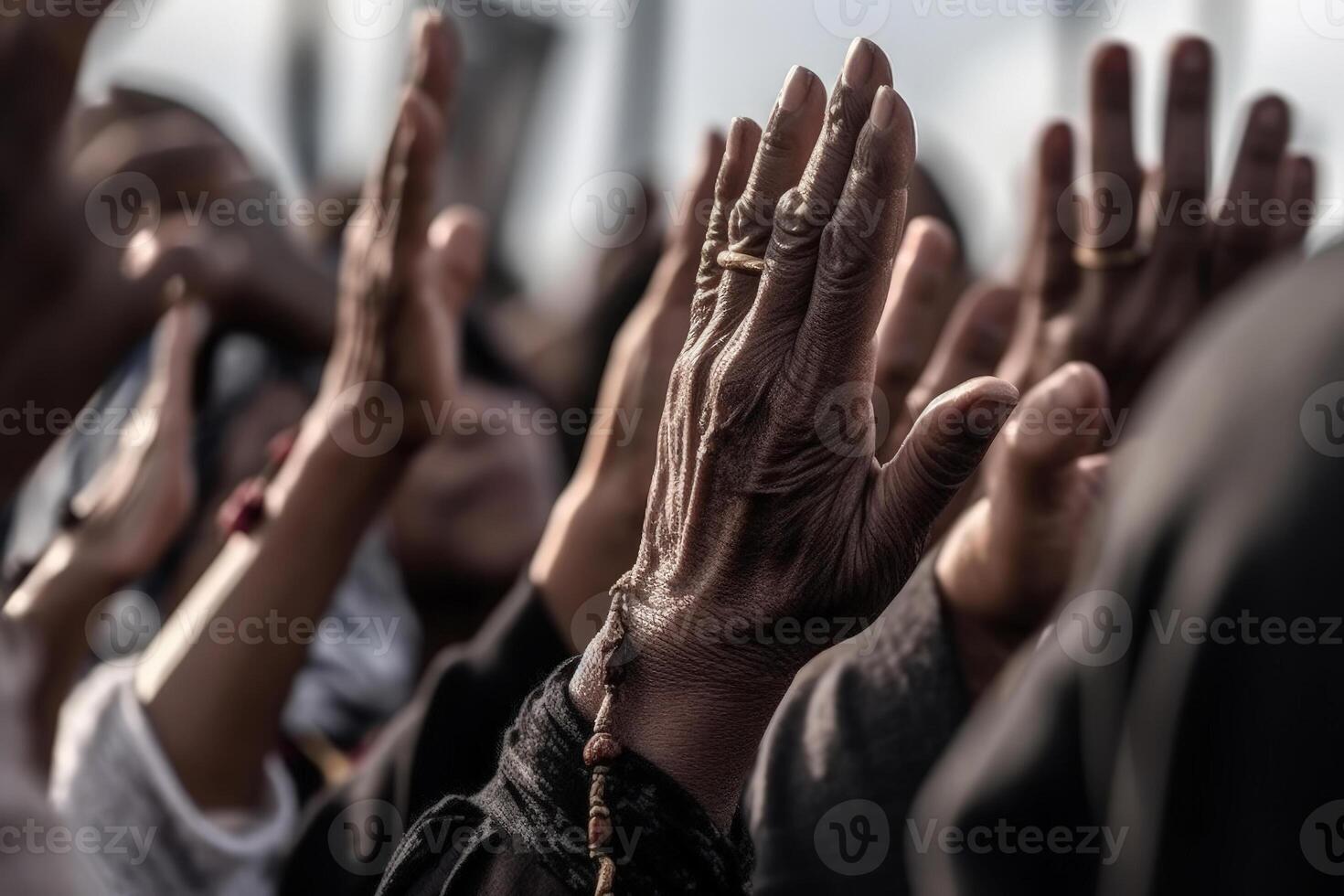 un multitud de personas elevado su manos a el cielo, un colectivo oración a Dios generativo ai foto