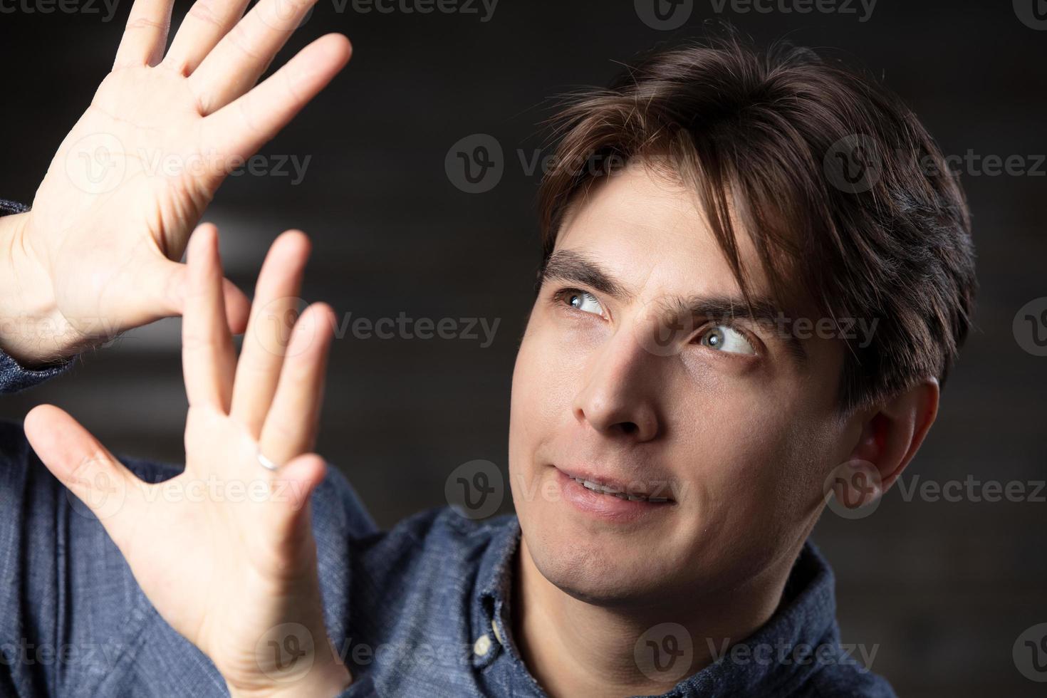 un hombre muestra gestos con su manos. foto