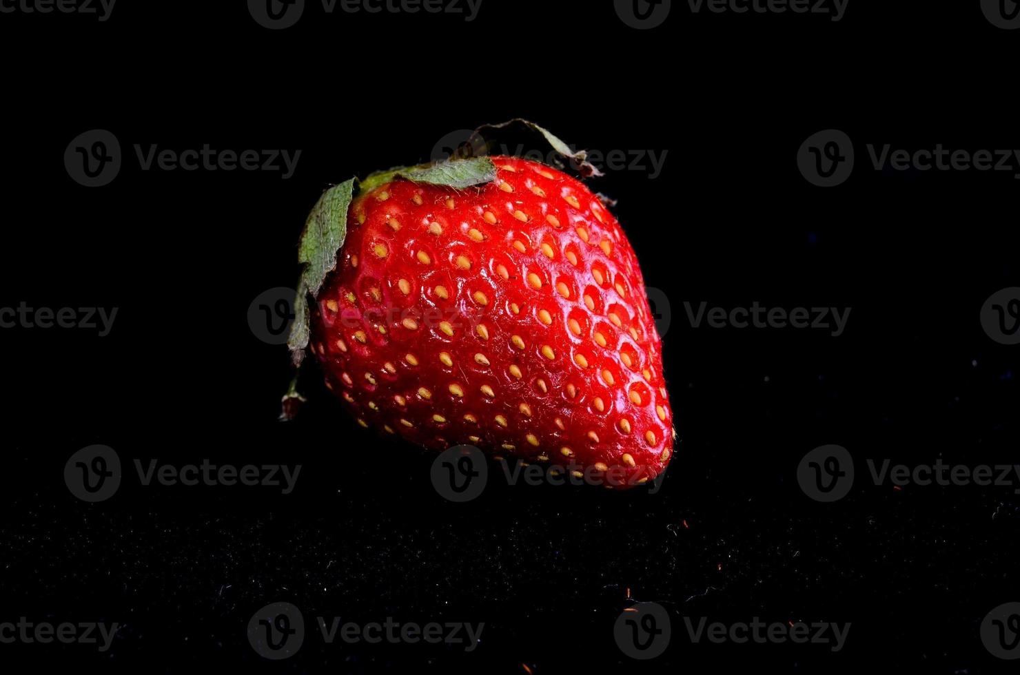 fresas sobre fondo negro foto