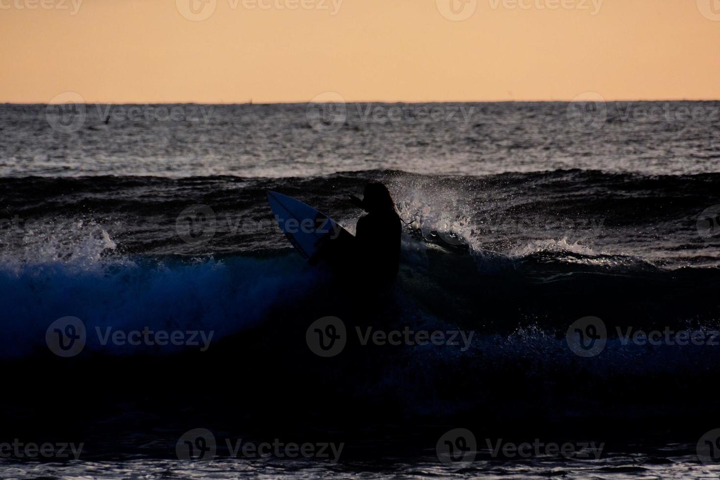 puesta de sol sobre el mar foto