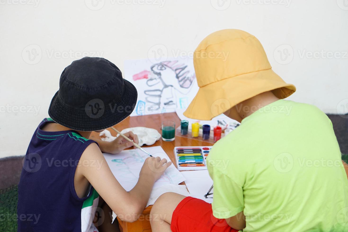 estudiantes son estudiando Arte sujeto, dibujo y cuadro. concepto, Arte actividad. niños disfrutar y concentrado en su favorito actividad. educación. aprendizaje por haciendo imagina foto