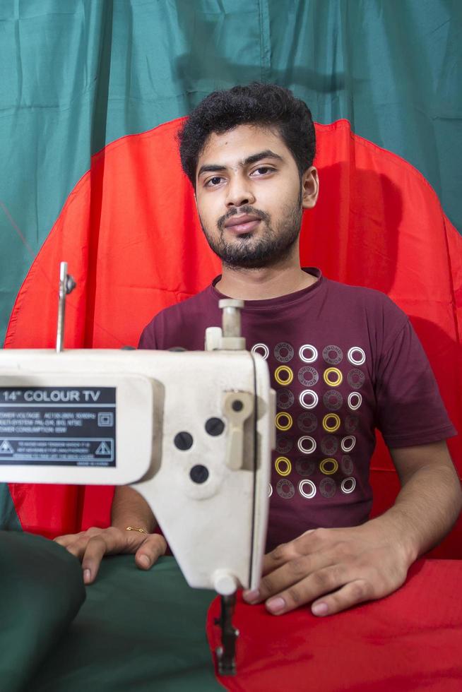 Bangladesh diciembre 09, 2017 un joven Sastre de coser paño y haciendo bangladeshi nacional banderas para de venta próximo dieciséis diciembre eventos a gulistán, dhaka. foto