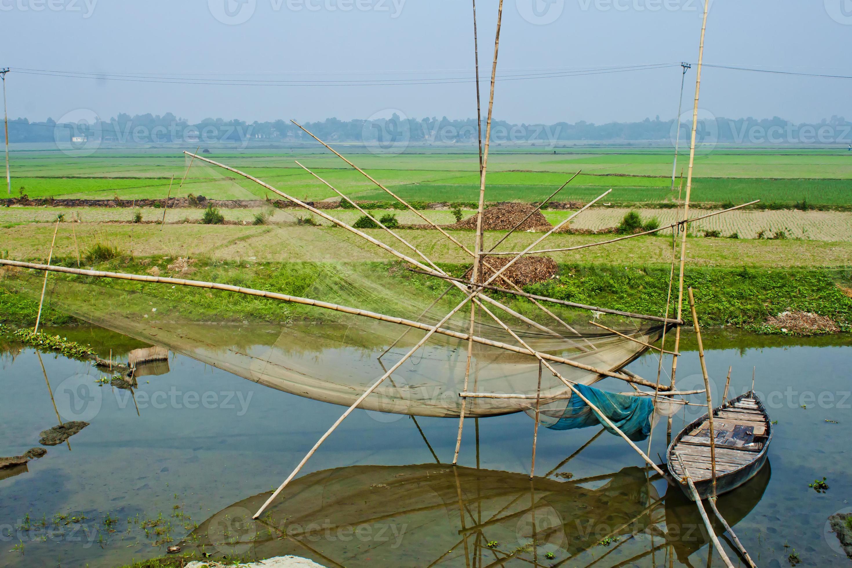 https://static.vecteezy.com/system/resources/previews/022/676/100/large_2x/a-conventional-fishing-trap-made-of-bamboo-on-beautiful-natural-views-photo.JPG