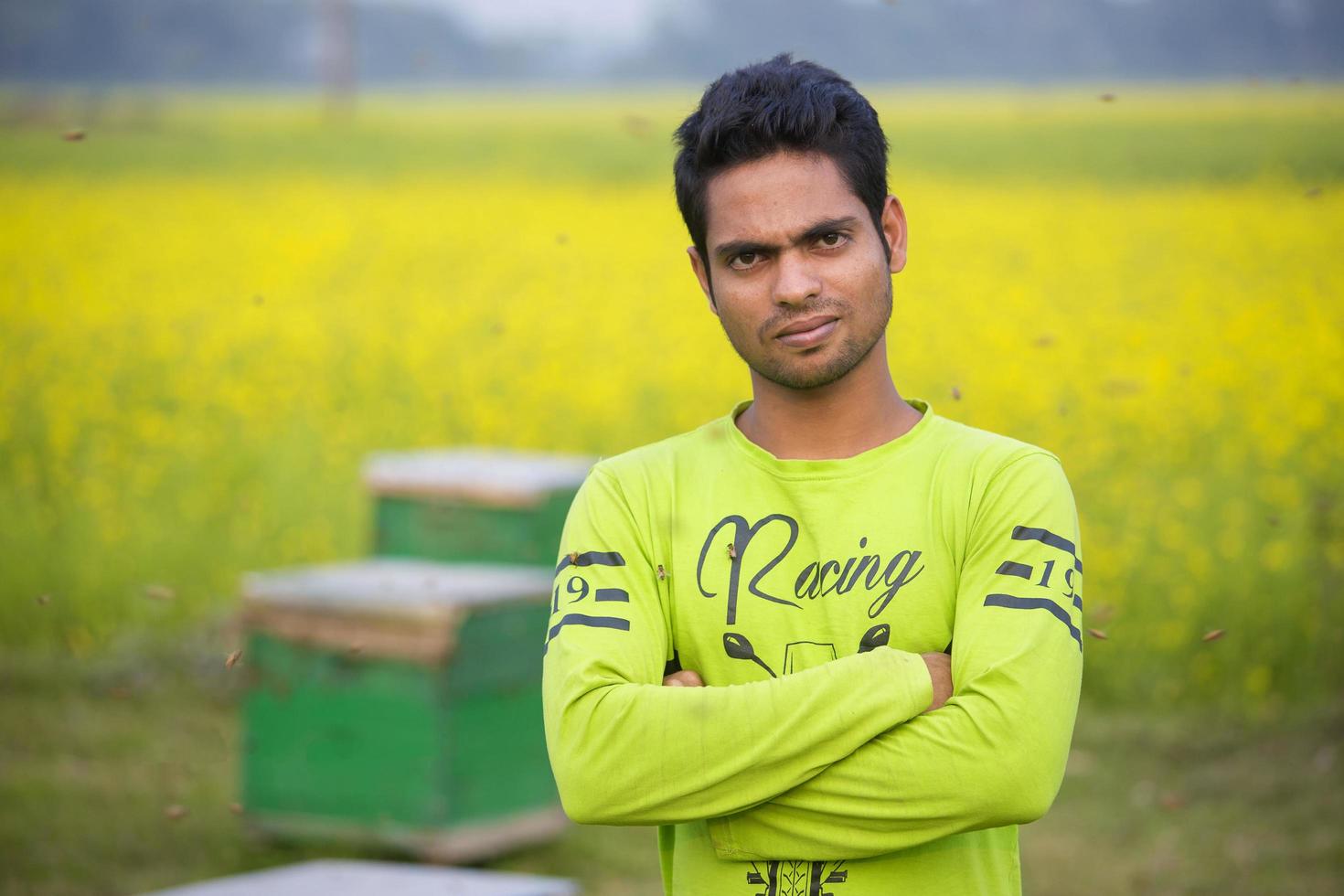 Bangladesh enero 31, 2018 un trabajador extractos miel desde un mostaza flor y muestra un abeja colmena desde un Colmena caja a munshigonj, dhaka. foto