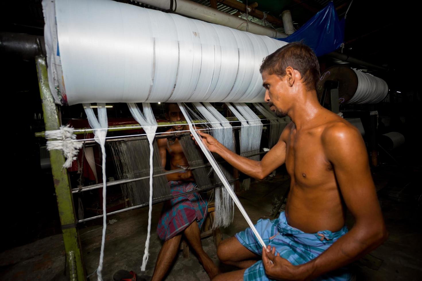Bangladesh agosto 05, 2019 hilo fábrica trabajadores son volviendo a revisar recién hecho blanco hilo a narsingdi, bangladesh foto