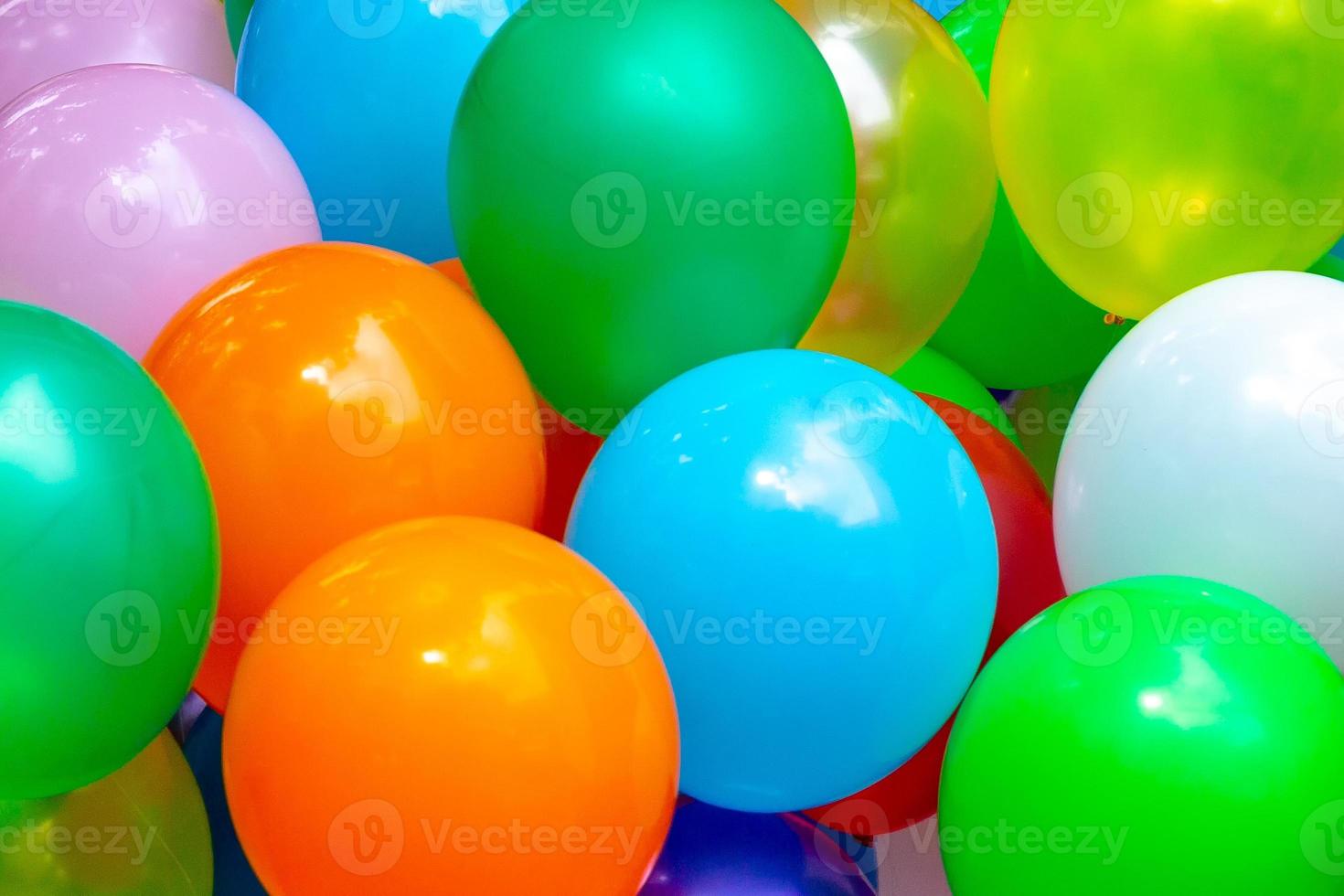 un lote de vistoso globos de cerca puntos de vista. globos de muchos colores. vistoso globos antecedentes. foto